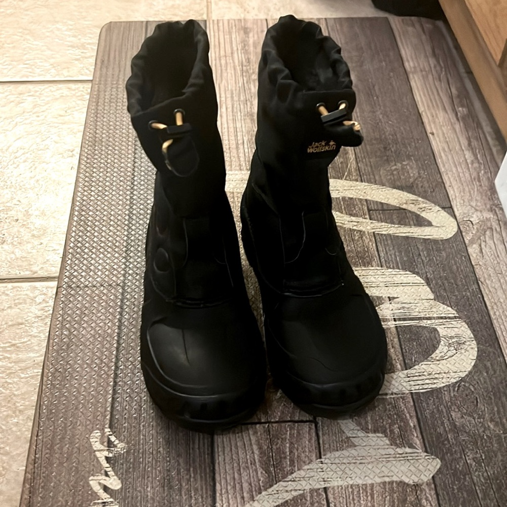 Like new snow boot, Jack Wolf skin black worn once